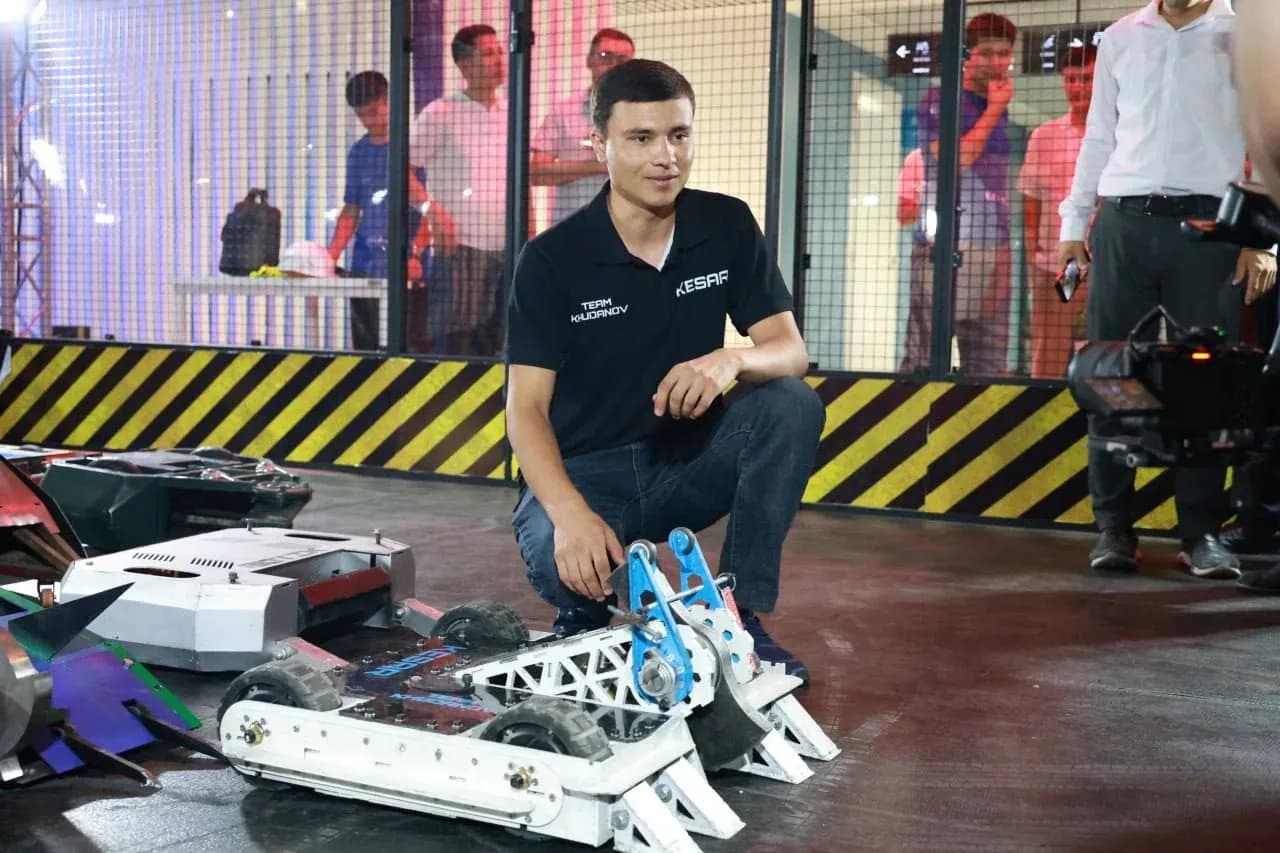 ROBO WAR ishtirokchisi va uning jangovar roboti